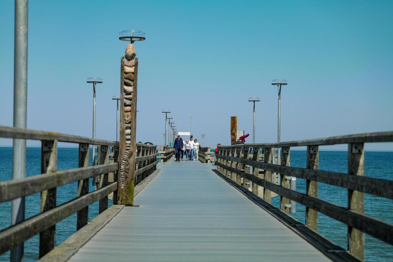 Ferienwohnungen Meerfarbig Zingst - Haustierfrei -Terrasse Mit Strandkorb Oder Balkon - E-Ladesaeule - Parkplatz - Wlan - Fahrradschuppen - Waschtrockner - Ruhig Und Zentral - Nichtraucher Exterior photo